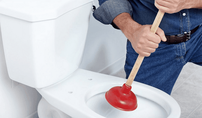 bồn cầu ngồi xổm bị nghẹt