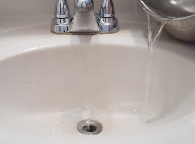 Đổ nước sôi trực tiếp vào bồn rửa mặt