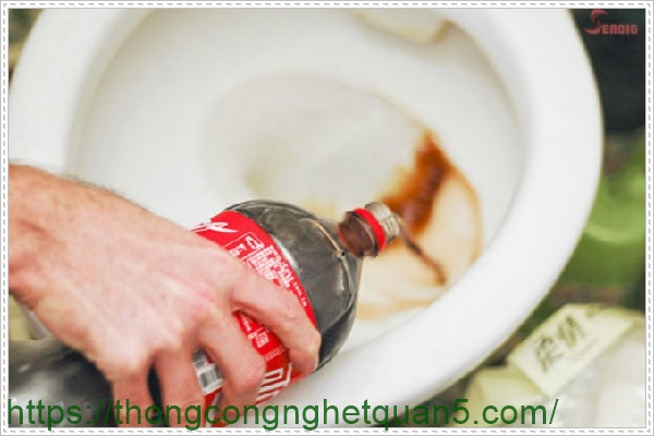 Những c&aacute;ch th&ocirc;ng tắc cống bằng Coca Cola hiệu quả