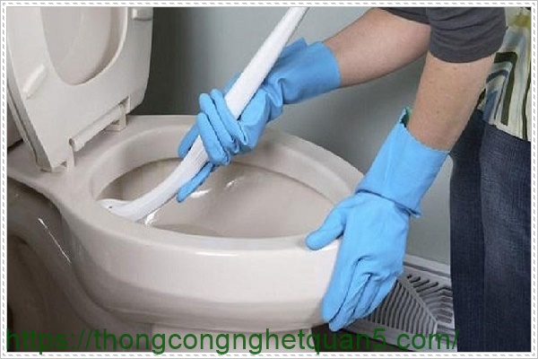 Những c&aacute;ch th&ocirc;ng tắc cống với Coca Cola